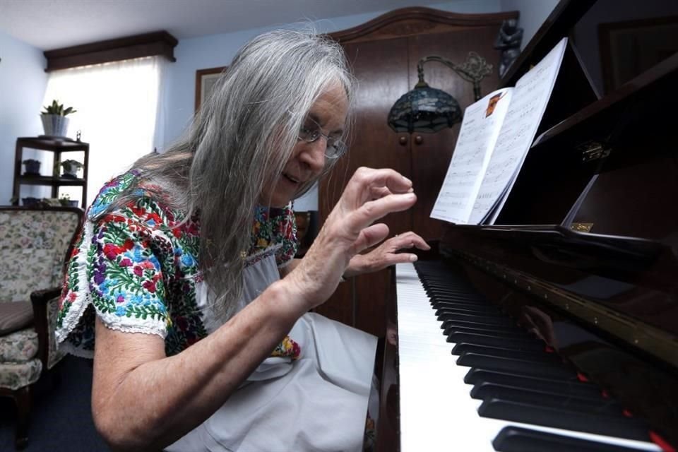 Julieta Fierro es una mujer de ciencia, pero sensible a las artes. A los 74 años se ha entregado al estudio del piano.