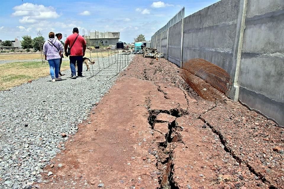Tan rápido como el Ejército construyó una barda del AIFA, así está por colapsar debido al hundimiento del suelo en San Miguel Xaltocan.