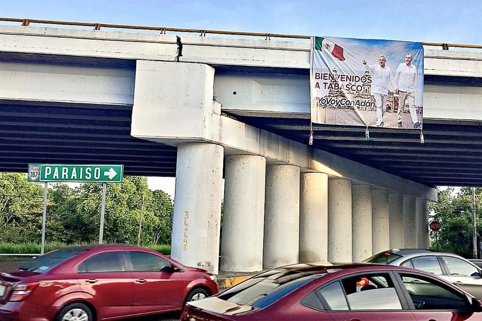 Varias pancartas que promueven al Secretario de Gobernación, Adán Augusto López, aparecieron ayer en los puentes de la carretera Villahermosa-Paraíso.