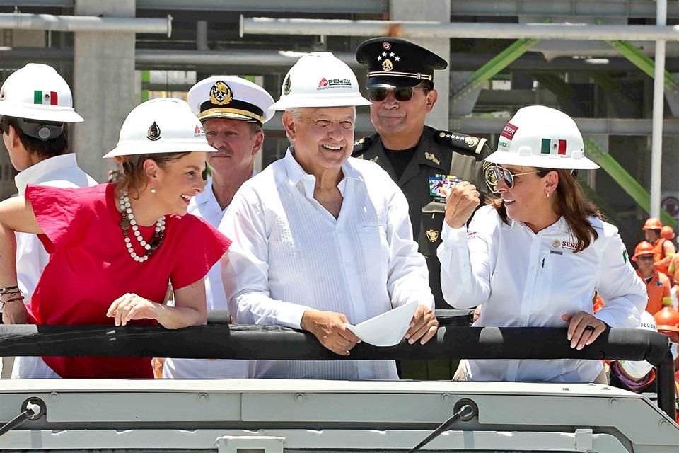 Beatriz Gutiérrez Müller, el Presidente López Obrador y la Secretaria de Energía, Rocío Nahle.