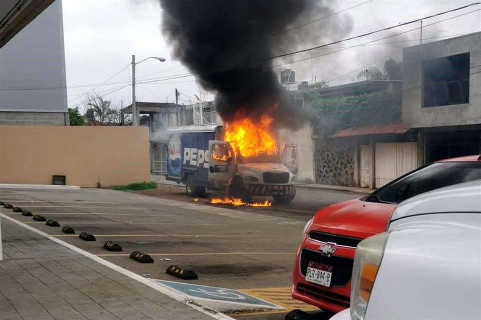 Grupos armados interceptaron vehículos repartidores de mercancías y algunos particulares para después bajar a sus ocupantes, rociarles gasolina y prenderles fuego.