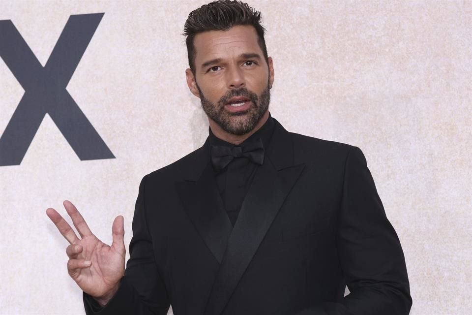 Un juez emitió una orden de restricción contra el cantante internacional Ricky Martin por caso de violencia doméstica.