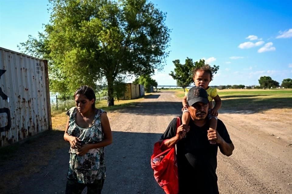 La familia del guatemalteco Selvin Allende cruzó el Río Bravo hacia Estados Unidos luego de una larga travesía tras abandonar su vivienda en Honduras, de donde huyó por la violencia.