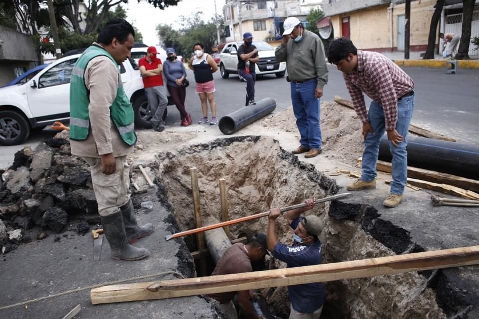 Vecinos de casas situadas entre las calles Santa Úrsula, San León y San Celso reportaron que debajo del piso de sus domicilios salía agua.
