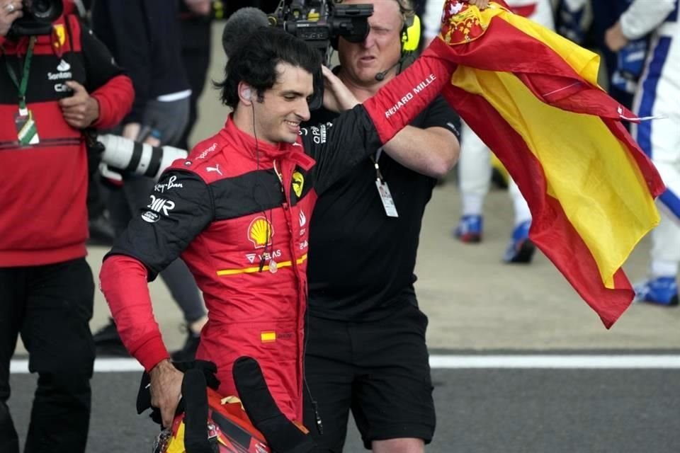 Carlos Sainz feliz con la bandera de España.