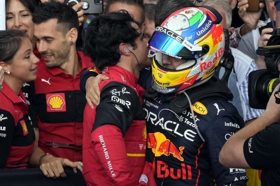 Sainz recibiendo la felicitación de Sergio Pérez.