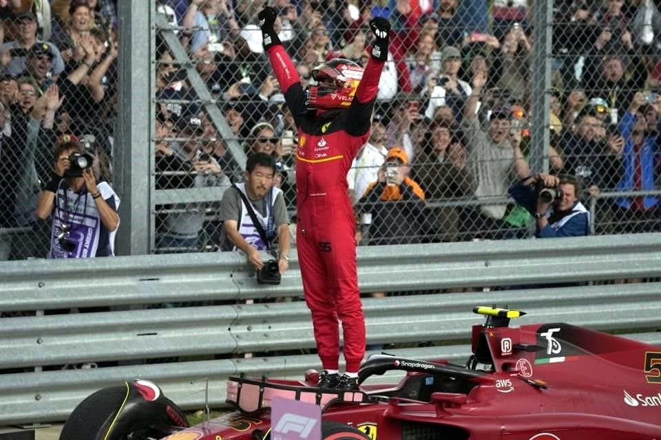 La felicidad del piloto español de Ferrari.