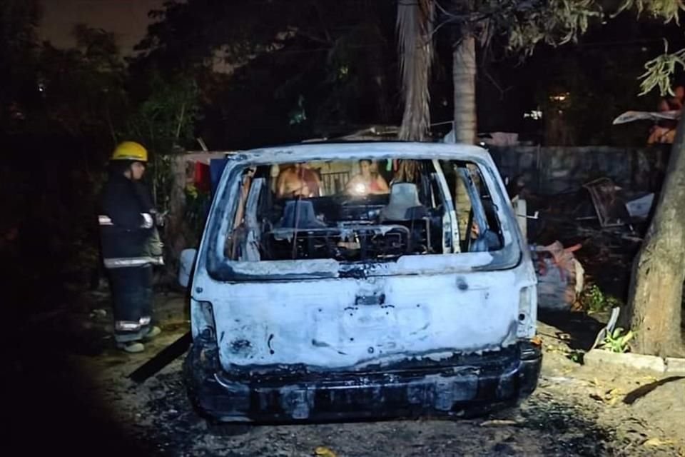 Criminales prendieron fuego a tres vehículos.