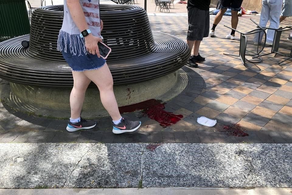 Un charco de sangre en Highland Park después del tiroteo.