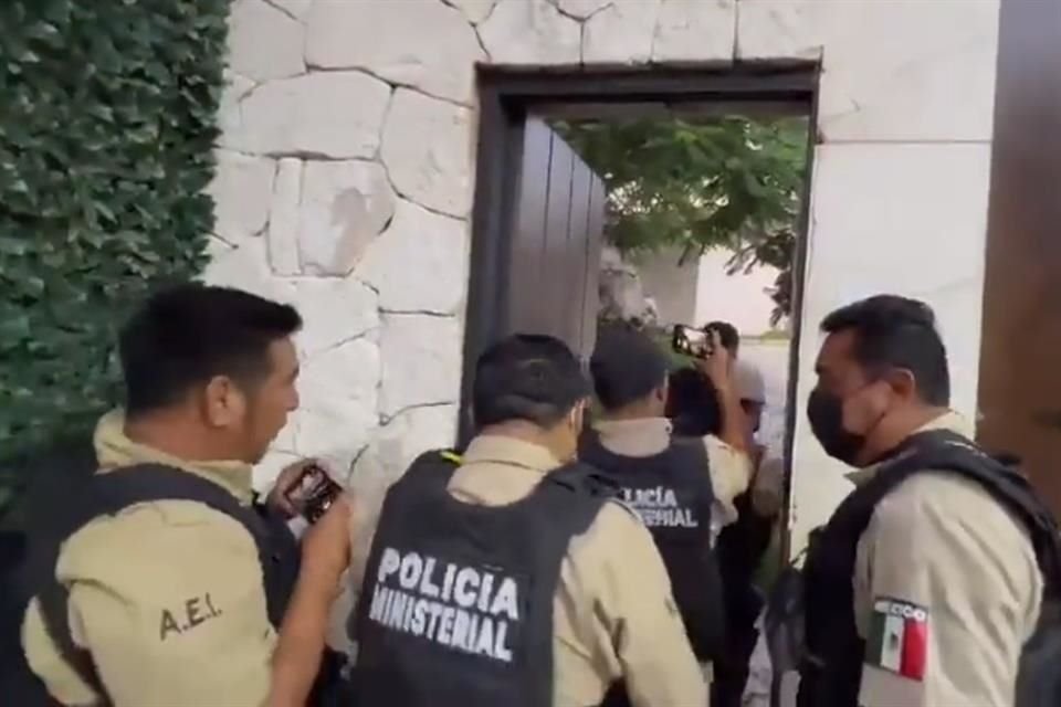 Policías ministeriales ingresan a una de las viviendas de Alejandro Moreno en Campeche.