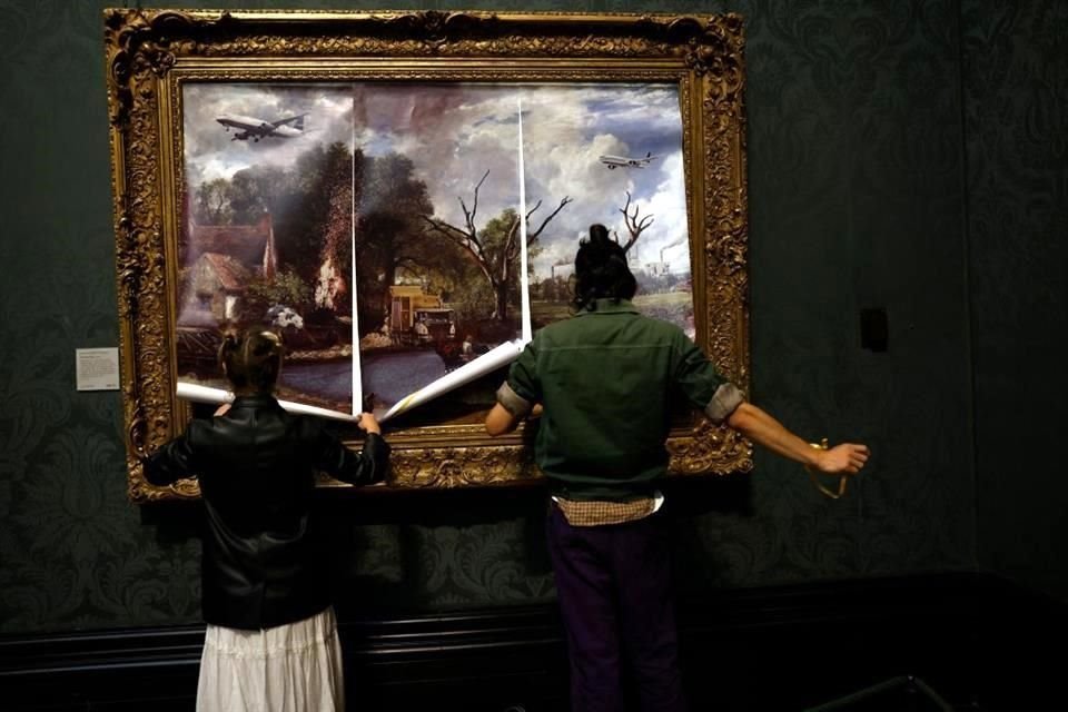 Activistas ecologistas del movimiento Just Stop Oil cubrieron el cuadro del pintor británico John Constable 'La carreta de heno (1821)'.