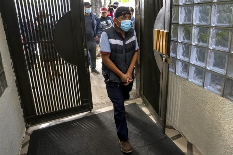 Mynor Cardona entra a la Cancillería de Guatemala para reunirse con autoridades y hablar sobre el caso de su hija.