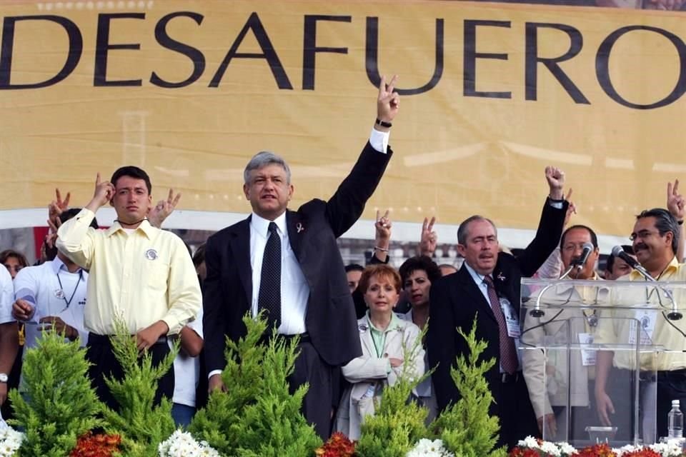 El entonces Jefe de Gobierno capitalino, Andrés Manuel López Obrador, encabezó un mitin previo a la sesión de desafuero en la Cámara de Diputados. 7 de abril de 2005.