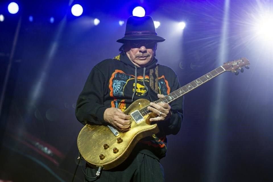 El legendario guitarrista mexicano Carlos Santana se desmayó en el escenario, mientras ofrecía un concierto este martes en Michigan.