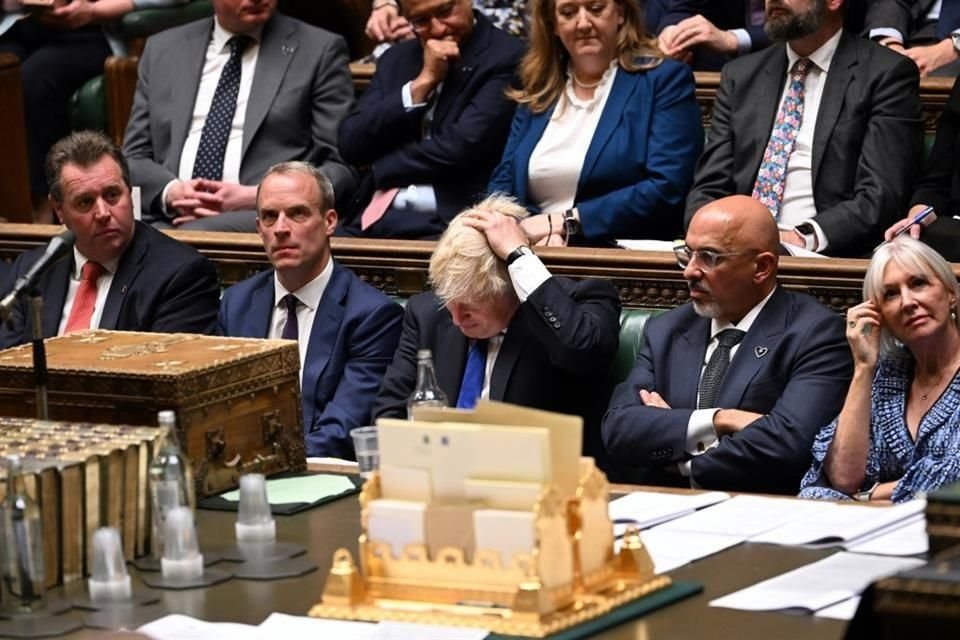 El primer Ministro británico, Boris Johnson, se toca la cabeza durante una comparecencia ante el Parlamento.
