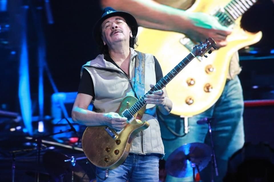 El músico Carlos Santana está bien tras el desmayo que sufrió en el escenario por agotamiento y deshidratación.