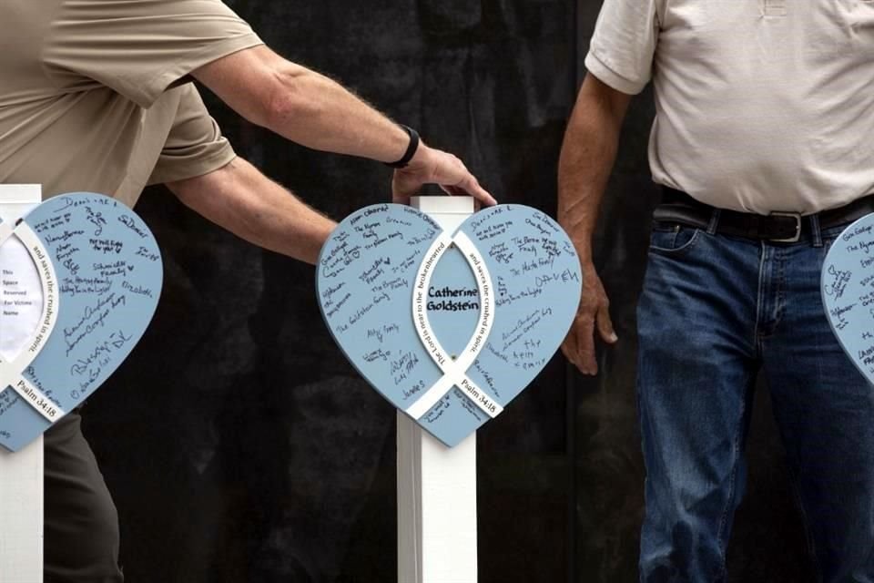 Un memorial a las víctimas del tiroteo masivo en el desfile del 4 de julio fue colocado en Highland Park, Illinois.