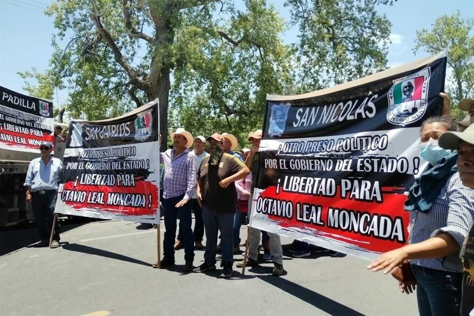 Los integrantes de las autodefensas exigieron la liberación de Octavio Leal.