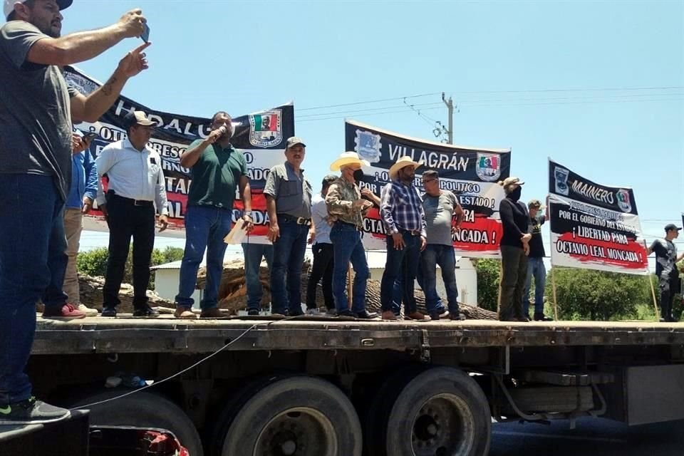 Además de bloquear la carretera Victoria-Monterrey, los integrantes de la columna armada armaron un mitin.