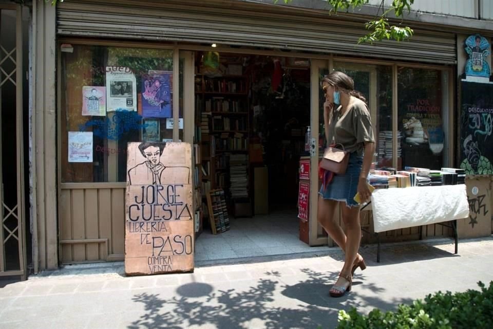 La Librería Jorge Cuesta, en Liverpool 12, Col. Juárez, es la 'loca desmesurada' del grupo. No tiene prejuicios sobre los libros que oferta.
