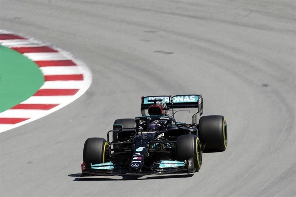 Lewis Hamilton ganó su pole position número 100; Verstappen y Bottas saldrán en segundo y tercero, respectivamente.