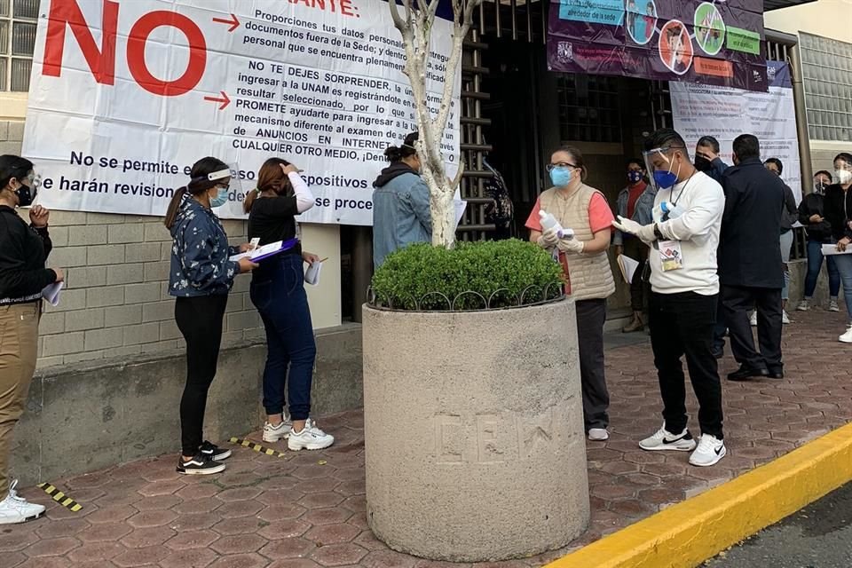 La UNAM explicó que con la finalidad de cumplir con las medidas de sana distancia y seguridad ante la emergencia sanitaria, a los aspirantes se les distribuyó en ocho fechas.
