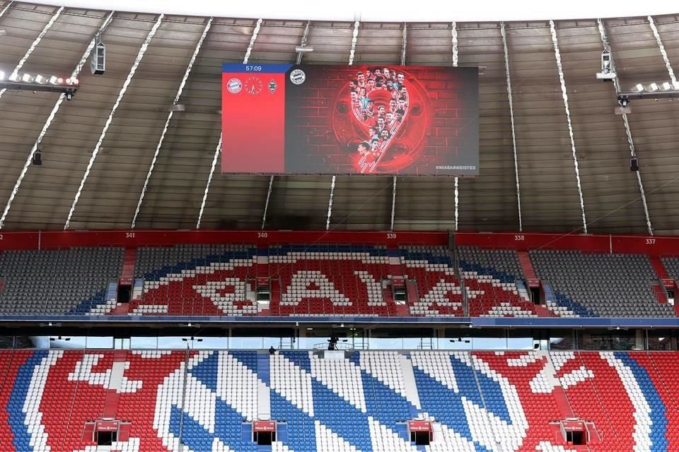 Antes de iniciar su partido ante el Mönchengladbach, así lucía un cartel festejando la novena corona en fila del Bayern Munich.