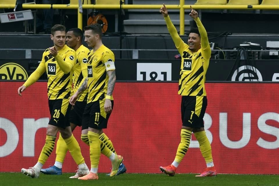 Jadon Sancho (7) marcó un doblete en la victoria de 3-2 del Borussia Dortmund sobre el Leipzig que le dio el título a los de Múnich.