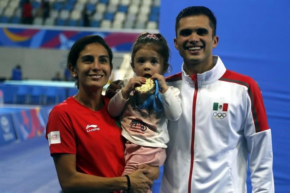 Paola Espinosa sostiene a su hija Ivana, junto a su pareja, Iván García.