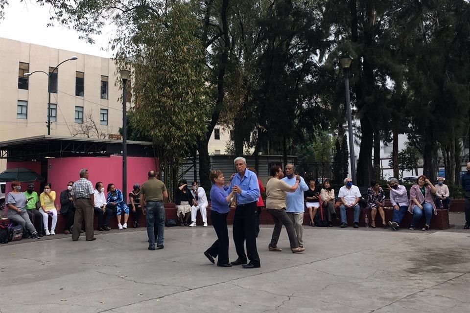 Tras ser vacunados o porque ya no resistieron encierro, adultos mayores llenaron bares del Centro y volvieron a bailar danzón en Balderas.