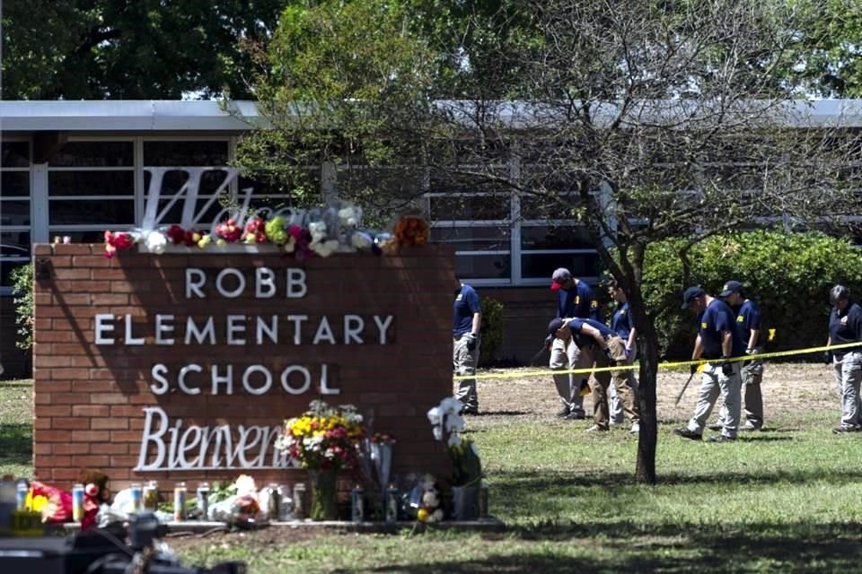 Investigadores buscan evidencias afuera de la Escuela Primara Robb, en Uvalde, Texas, el 25 de mayo.
