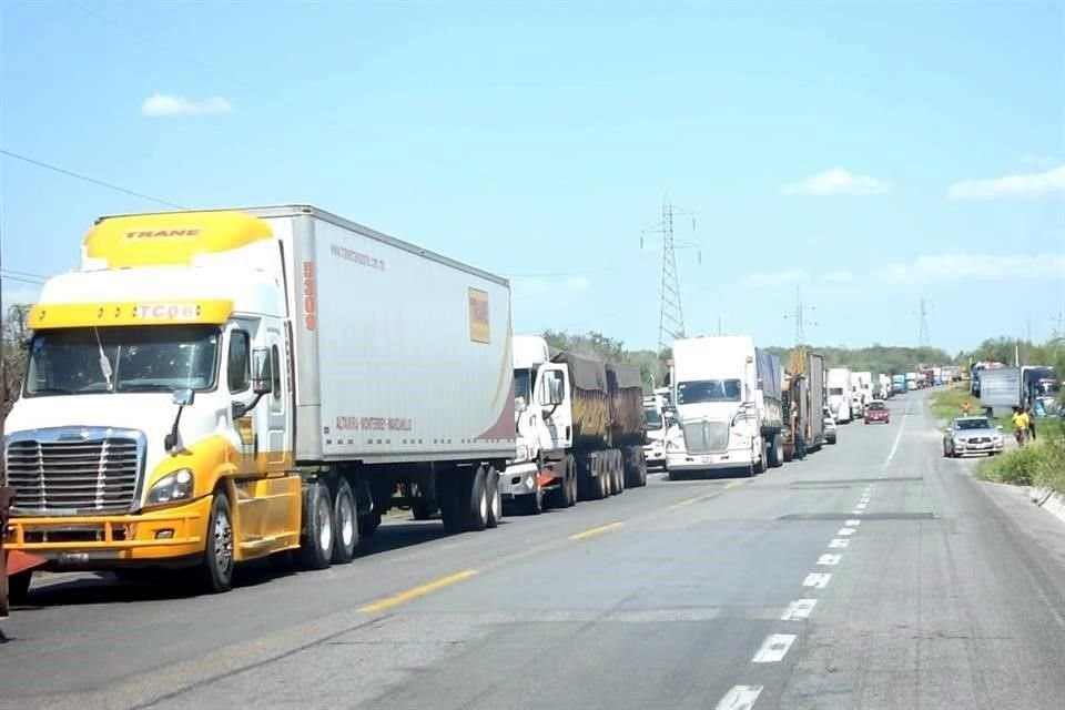 A lo largo de la carretera, decenas de camiones de carga, principalmente, así como de autobuses de pasajeros y automóviles particulares permanecen varados.