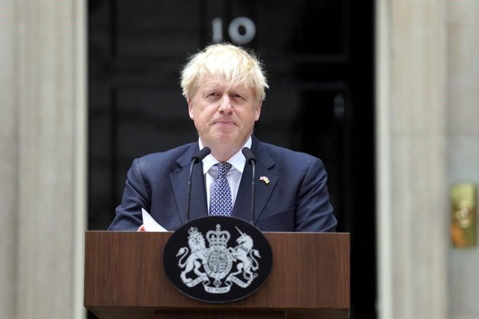 Boris Johnson anunció su renuncia como Primer Ministro de RU, pero dijo que seguirá en cargo hasta que sucesor sea elegido en otoño.