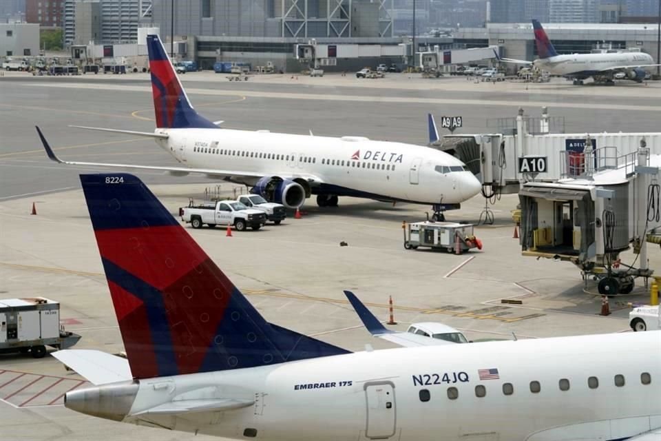 Aviones de pasajeros de Delta Air Lines estacionados en el Aeropuerto Internacional Logan de Boston.