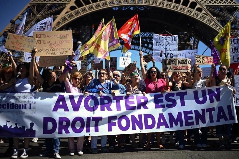 Mujeres protestan en París con una manta que dice 'El aborto es un derecho básico'.