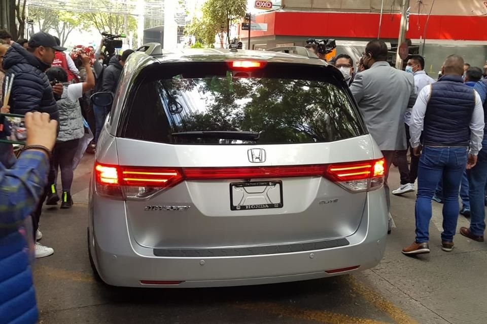 Cuevas abordó una camioneta Honda polarizada y sin placas. Horas después envió una carta asegurando que el vehículo porta un permiso especial que estaba en el parabrisas frontal.