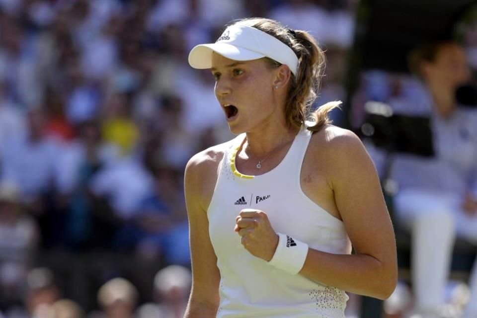 Elena Rybakina tras ganar un punto en la Final de Wimbledon.