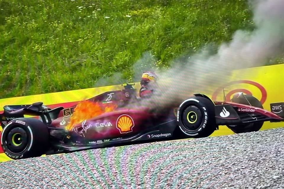 El español Carlos Sainz intentó de inmediato salir de su auto, pero éste se iba para atrás.