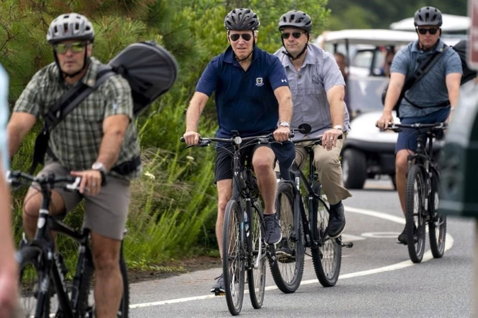 El Presidente Joe Biden participa en un paseo en bicicleta en Rehoboth Beach, Delaware.