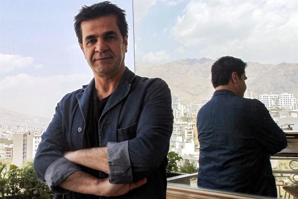 El cineasta disidente Jafar Panahi, reconocido en Cannes y Berlín, fue detenido en Irán al tratar de ayudar a otro director de cine arrestado.