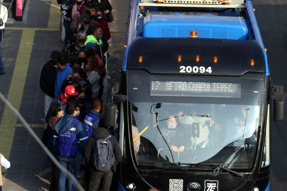 Usuarios del Metro tardan hasta 3 horas para llegar a sus destinos ante el cierre de la Línea 12, lo que empeorará con el de la L-1.