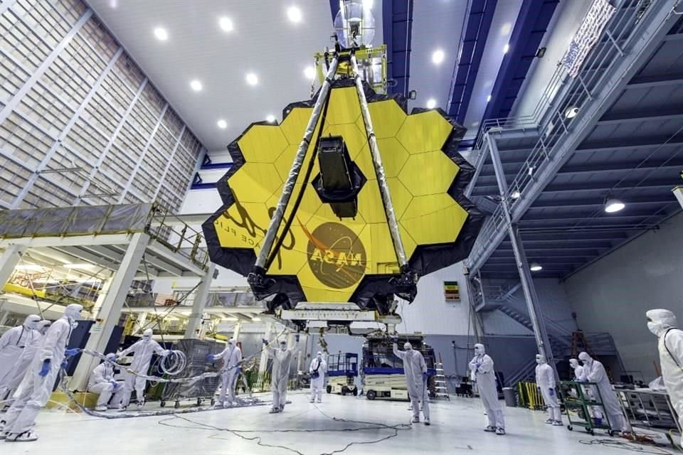 Lanzado en diciembre de 2021 desde la Guayana Francesa sobre un cohete Ariane 5, el telescopio James Webb orbita al Sol a una distancia de 1.6 millones de kilómetros de la Tierra.
