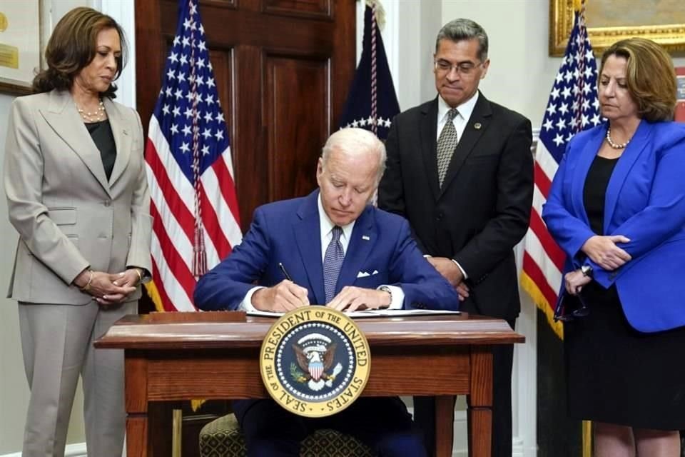 El Presidente Joe Biden firma el viernes pasado un decreto para proteger los derechos reproductivos de las mujeres.