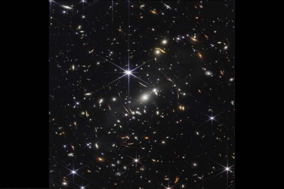 Miles de galaxias, incluidos los objetos más débiles jamás observados en el infrarrojo, han sido captadas por el Webb por primera vez.