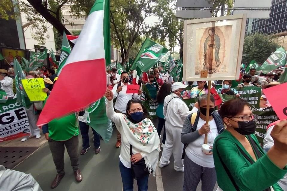 Manifestantes de Frena afuera del Senado para exigir juicio político contra López Obrador.