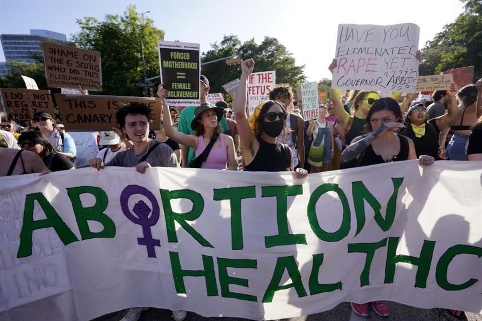 Activistas a favor del derecho al aborto marchan en una movilización en Austin, Texas.