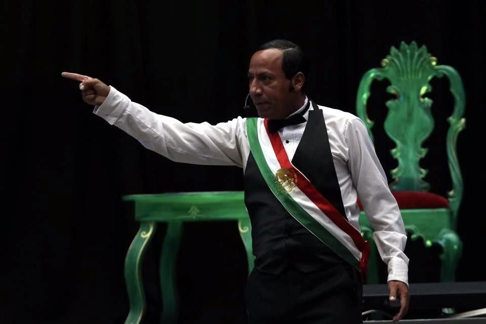 Juárez, interpretado por el actor Alejandro Corzo, narra su trayectoria desde el pueblo de Guelatao hasta su fallecimiento en Palacio Nacional, el 18 de julio de 1872.