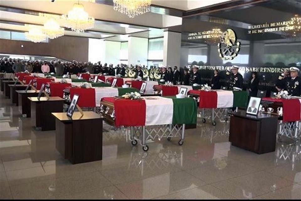 Los 14 marinos que murieron tras operativos en Sinaloa fueron homenajeados por autoridades en la Ciudad de México.