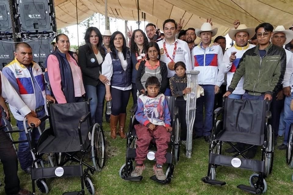 El legislador panista Enrique Vargas difunde la entrega de sillas de ruedas, fertilizantes, útiles escolares y despensas.