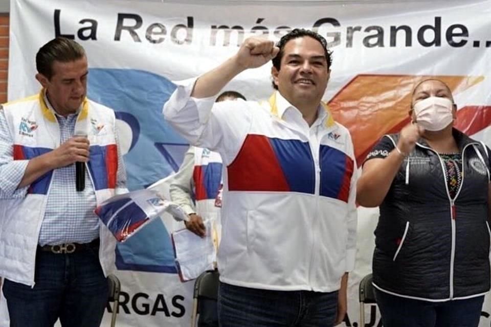 El ex operador priista Juan Pedro García (atrás, a la izquierda) es el responsable de la Red Vargas, estructura de apoyo al panista Enrique Vargas.